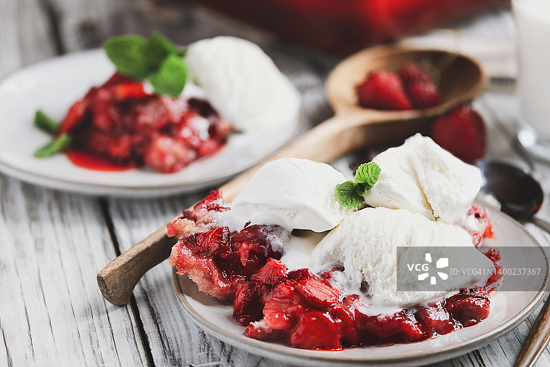 草莓馅饼或松克配法国香草冰淇淋图片素材