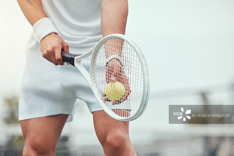 未知的混合种族网球运动员准备在球场上发球的特写。西班牙裔健康运动员在比赛中手持球拍和球。积极健康的男人玩游戏作为锻炼和训练图片素材