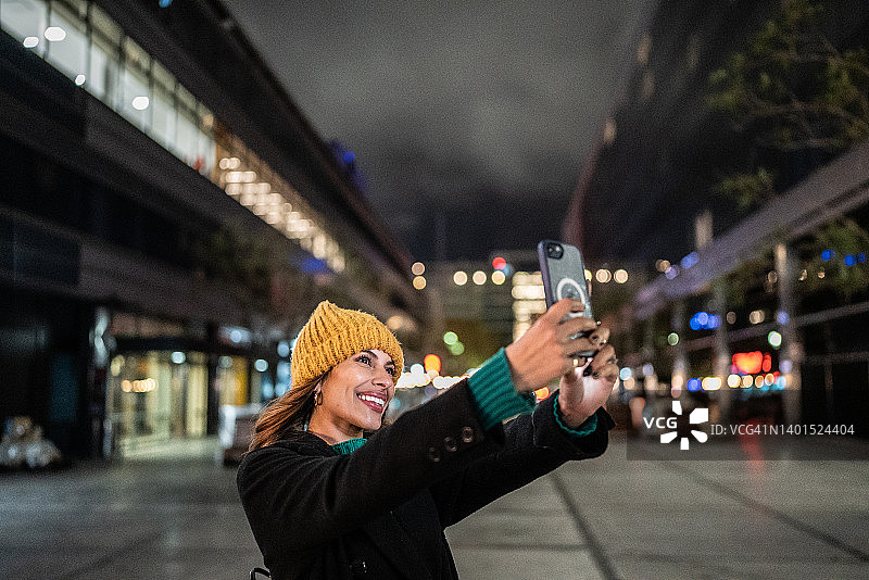 年轻女子在街上使用手机图片素材