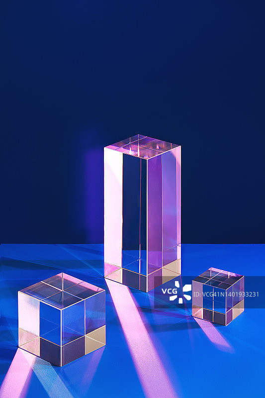 三个抽象的彩色空水晶玻璃矩形和立方体底座图片素材
