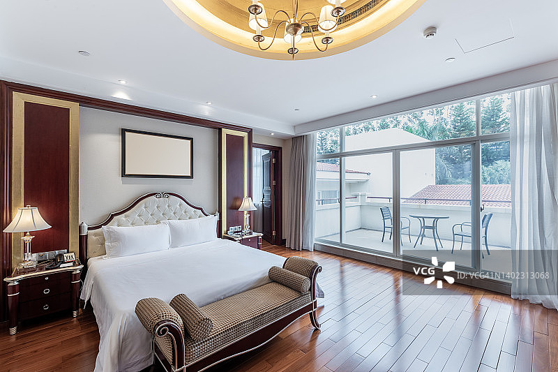 宽敞明亮的亚洲贵族红木家具酒店客房图片素材