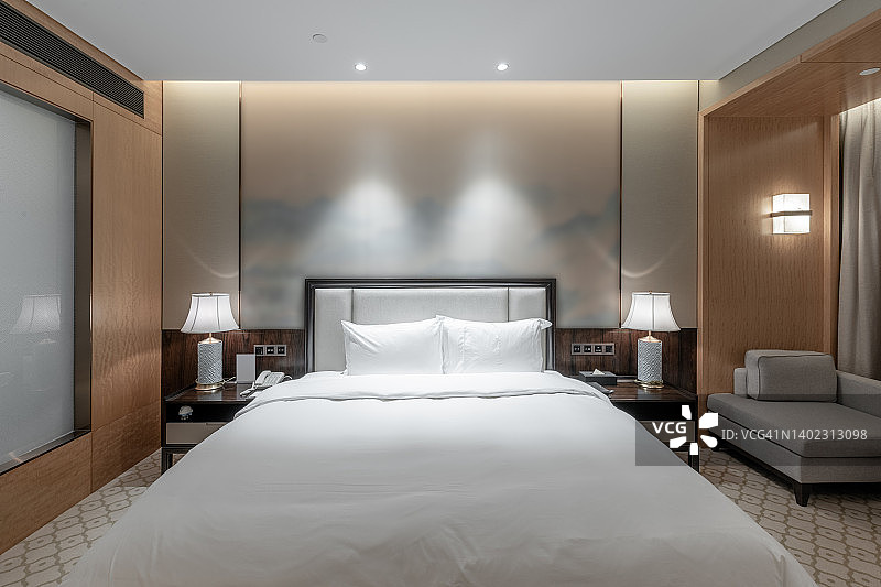 简洁明亮的现代酒店卧室图片素材
