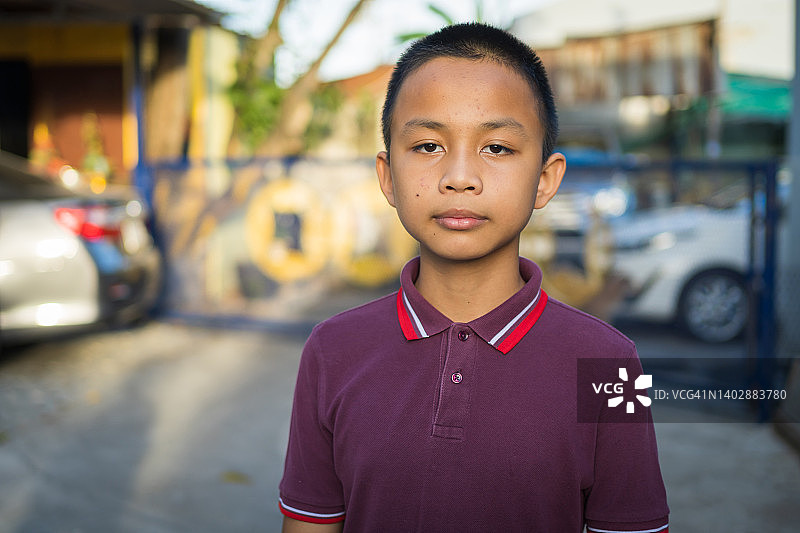 一个亚洲男孩的肖像在各种情绪和看着相机库存的照片图片素材