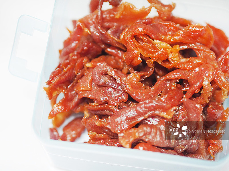 甜猪肉，塑料盒焦糖猪肉片图片素材