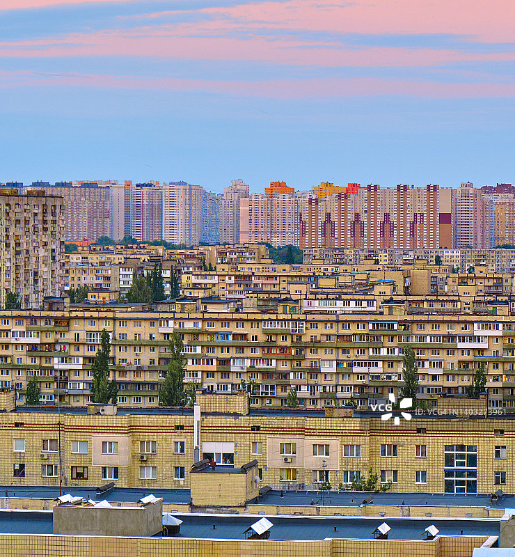 柔和而充满活力的基辅城市住宅区。无数的宿舍楼图片素材