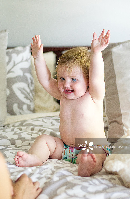 快乐宝宝举起手臂图片素材