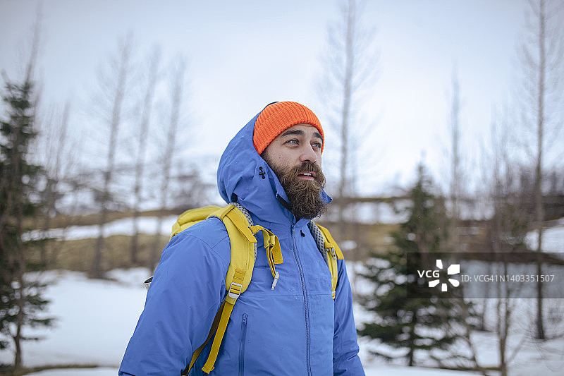 冬天寒冷的一天，登山运动员在雪地上，登山，享受大自然。ISL图片素材
