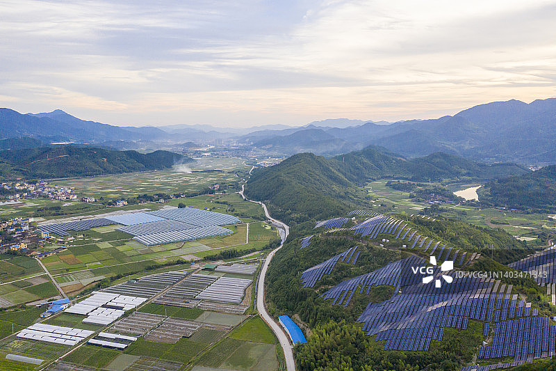 山顶上的太阳能光伏发电厂的航拍图片素材