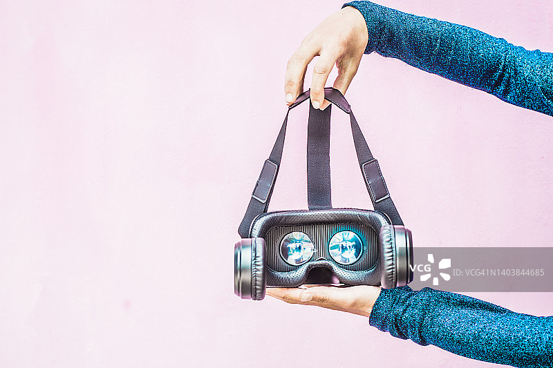 虚拟现实模拟器，粉色背景图片素材