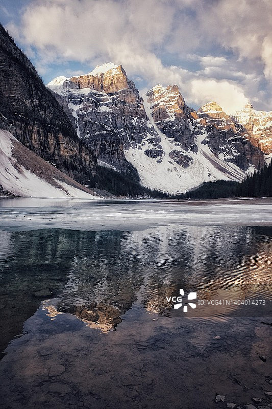 冰碛湖反射与雪和冰在春天图片素材