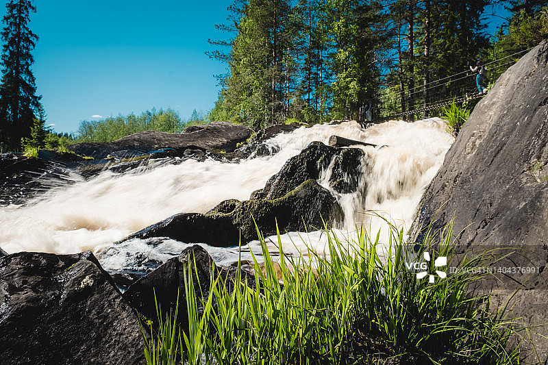 俄罗斯卡累利阿拉斯凯拉村附近的托赫马约基河上的阿赫文考斯基瀑布图片素材