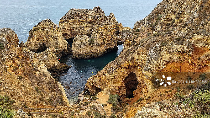 在拉各斯附近的Ponta da Piedade的侵蚀悬崖全景，阿尔加维，葡萄牙图片素材