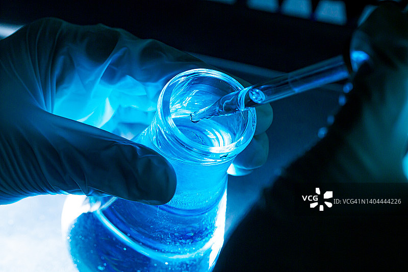 蓝色科学实验玻璃管，研究人员在液体玻璃实验室用化学试管进行分析，医学，制药和科学研究概念图片素材