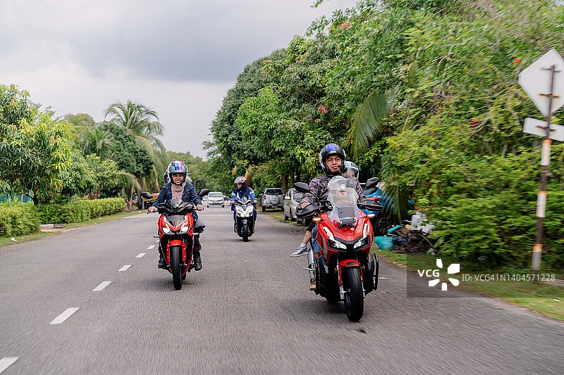 一群朋友和家人骑着摩托车进行公路旅行图片素材