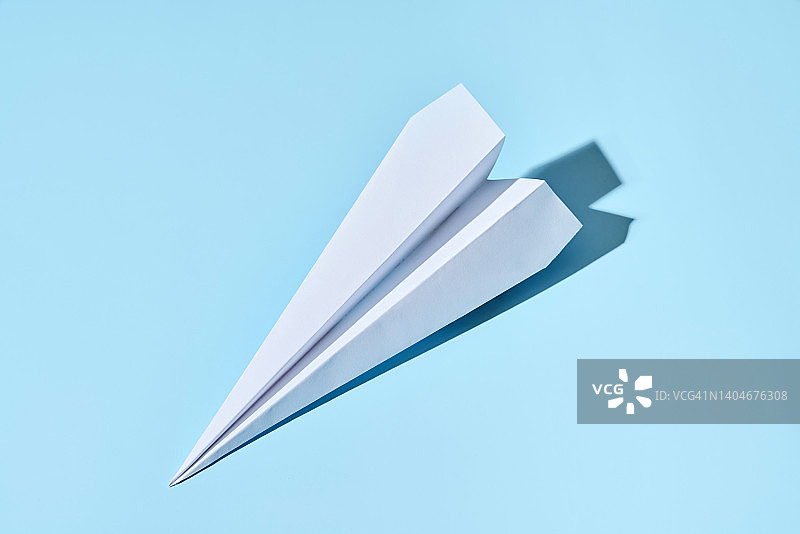蓝色背景的白纸飞机图片素材