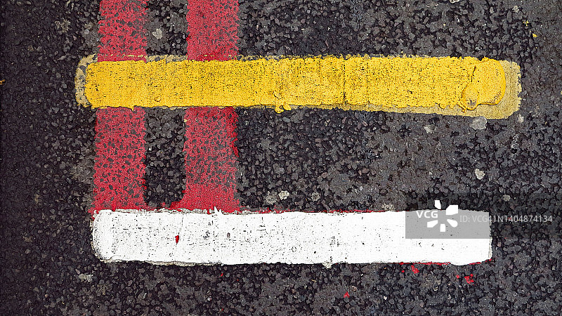 在英国伦敦的柏油路上画着白色、黄色和红色的线图片素材