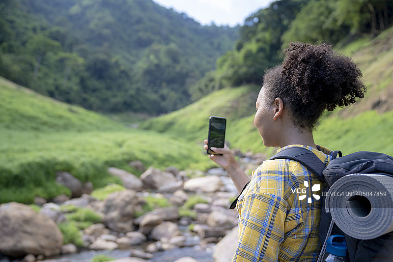 女性摆出的手机自拍，而远足在自然旅游图片素材