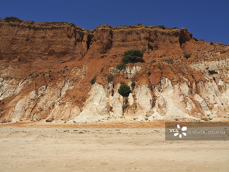 石灰石悬崖在普拉亚达Falesia, Albufeira，阿尔加维，葡萄牙图片素材