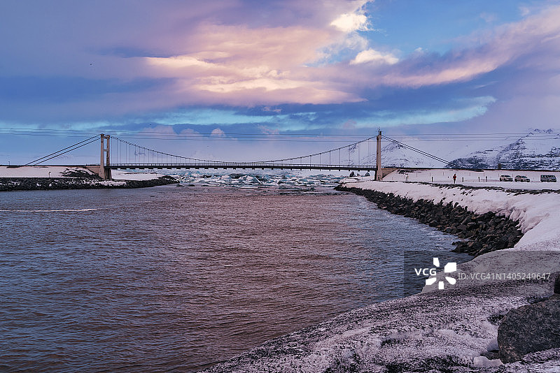 桥上的Jokulsa河和所有冰山试图漂浮到海洋，Jokulsarlon在背景中图片素材