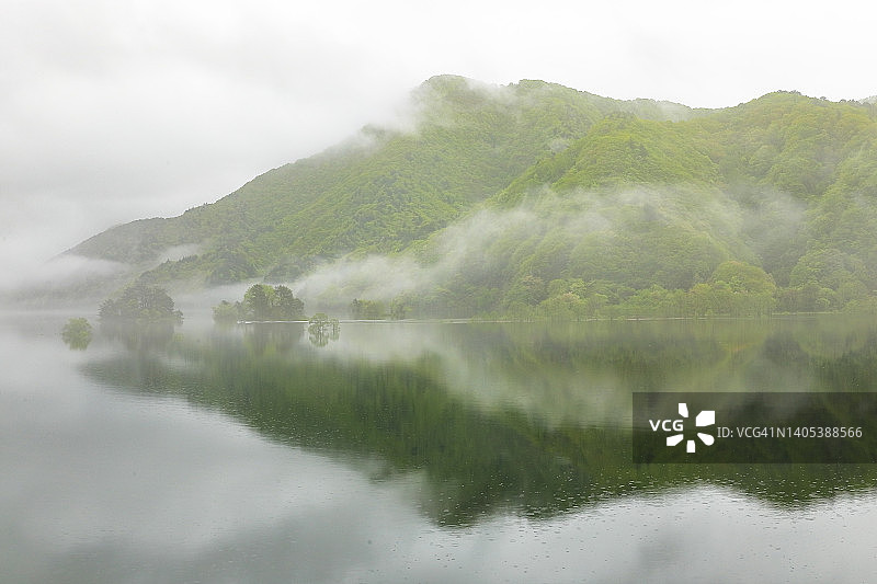 秋本湖在雨中的倒影图片素材