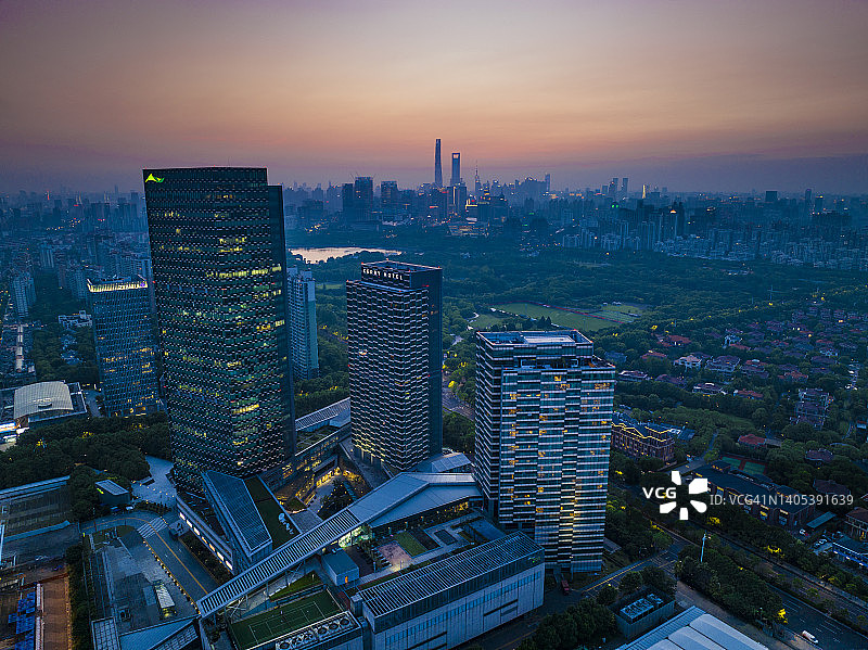 暮色中的上海天际线，鸟瞰图图片素材
