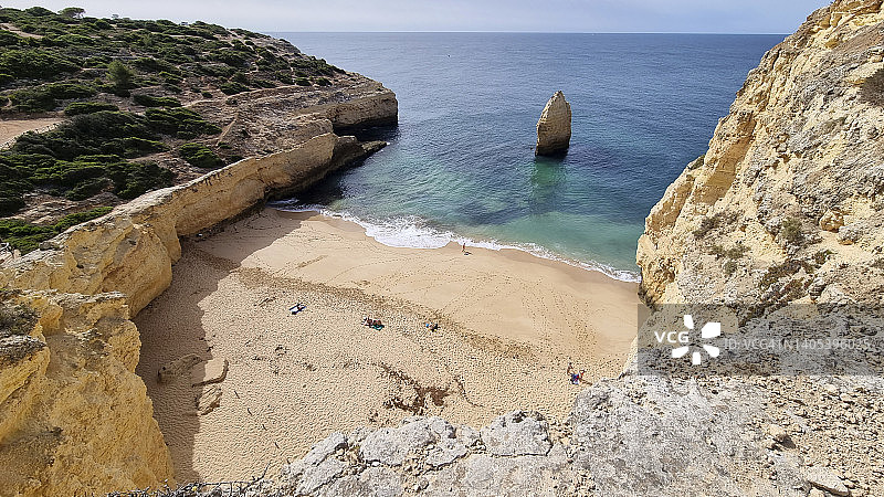 葡萄牙阿尔加维，沿着“Percurso dos Sete Vales Suspensos”小径的Praia do Carvalho沙滩图片素材