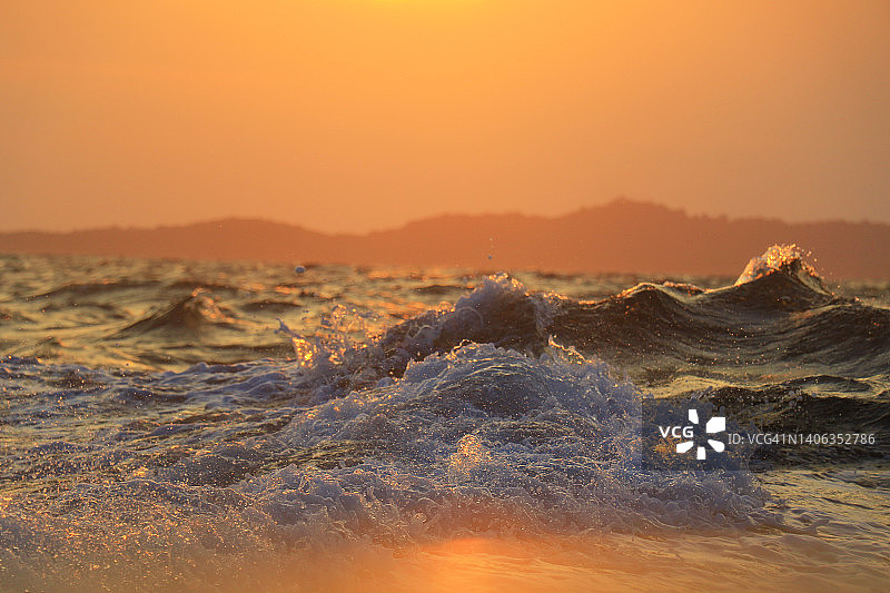 日落时的海浪图片素材