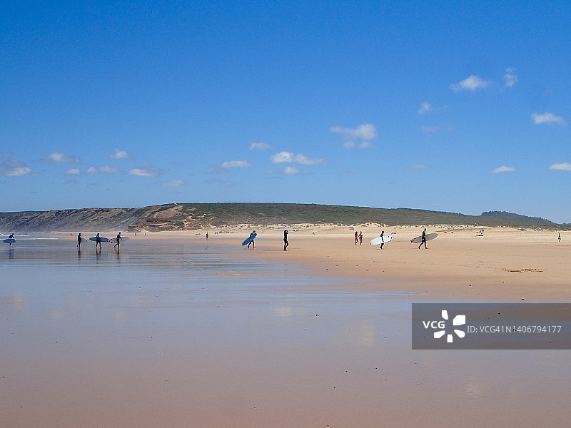 葡萄牙卡拉帕特拉，波德拉海滩上的冲浪者图片素材