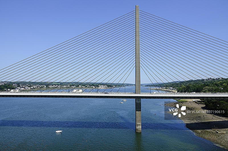 从Albert-Louppe桥到iroise N165桥的景色，该桥连接普ougastel- daoulas和布列斯特，横跨埃隆河，在这里流入法国布列塔尼地区菲尼斯蒂尔省的布列斯特湾图片素材