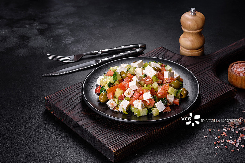 希腊沙拉，配以多汁番茄、羊乳酪、生菜、青橄榄、黄瓜、红洋葱和新鲜欧芹图片素材