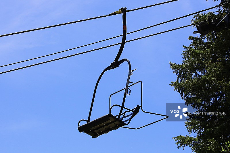 头顶滑雪椅升降机图片素材