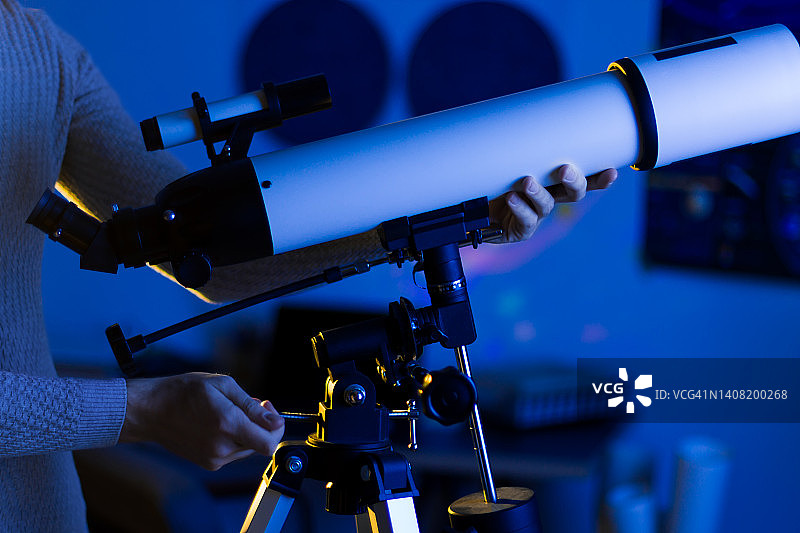天文学家用望远镜观测夜空图片素材