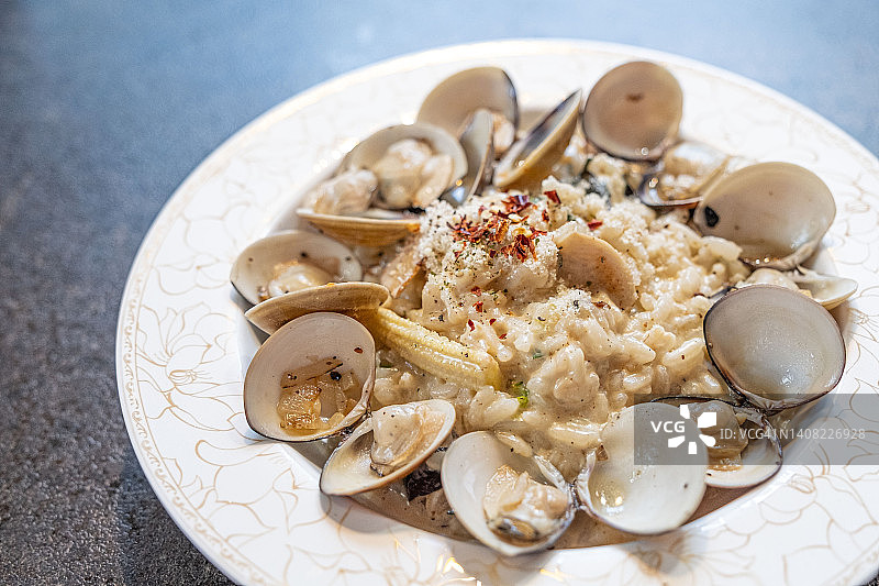奶油海鲜烩饭配蛤蜊图片素材