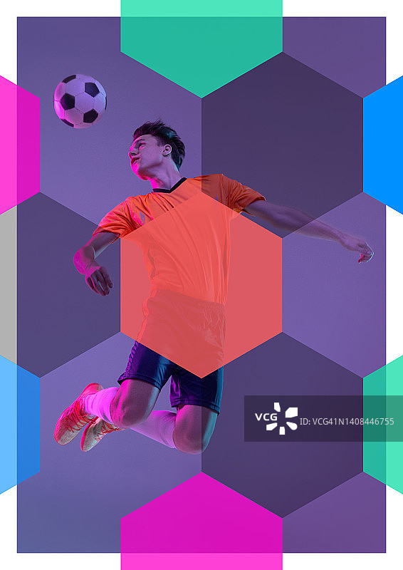与足球的创意艺术作品，足球运动员在运动和行动与球在抽象的彩色背景与几何元素。艺术、创意、运动图片素材