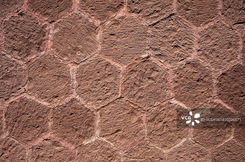 殖民时期建筑的外墙，装饰着有质感的粉色六角形石瓷砖图片素材