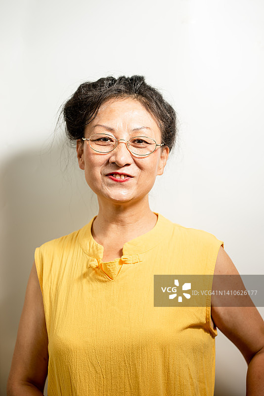 中年成熟亚洲女性肖像。开朗快乐美丽的亚洲女人微笑着图片素材
