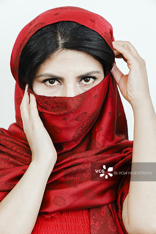 戴红围巾，白底的中东妇女图片素材