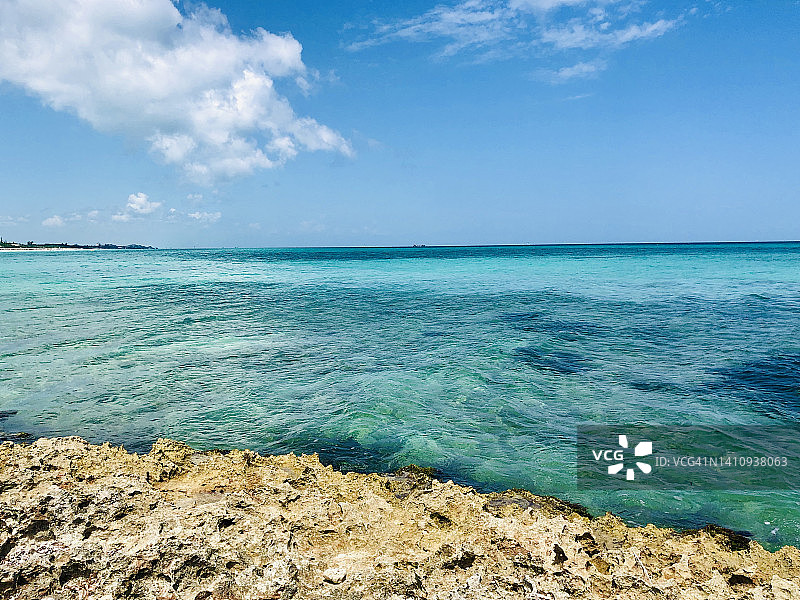 古巴巴拉德罗海滩上的淡蓝色清澈透明的海水图片素材