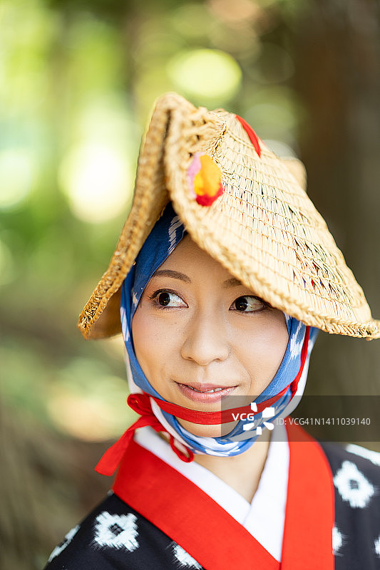 穿着传统服装的日本女性节日舞蹈演员的肖像图片素材