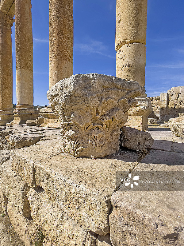 经典的科林斯柱和细节排列柱廊石头铺的街道或cardo在杰拉什罗马遗址的中心。图片素材