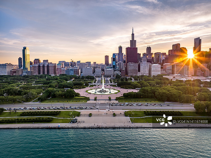 鸟瞰日落时分的白金汉喷泉和城市景观，芝加哥，伊利诺伊州，美国图片素材