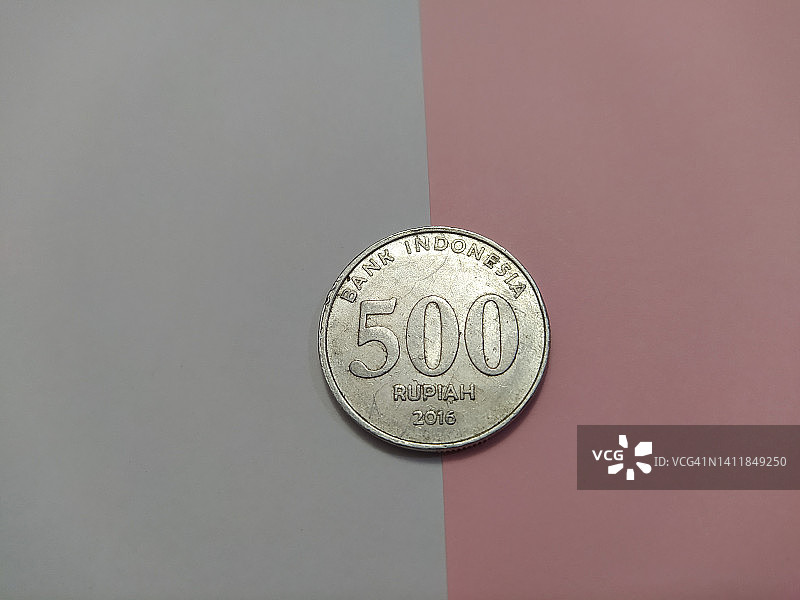 新印尼币500印尼盾，半白半粉背景图片素材