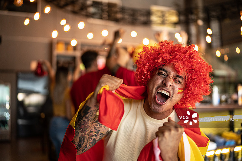 西班牙球迷在酒吧观看足球比赛并庆祝图片素材