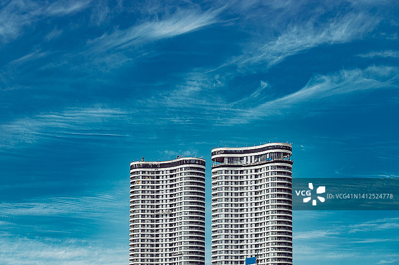 蓝天映衬下的现代豪华住宅图片素材
