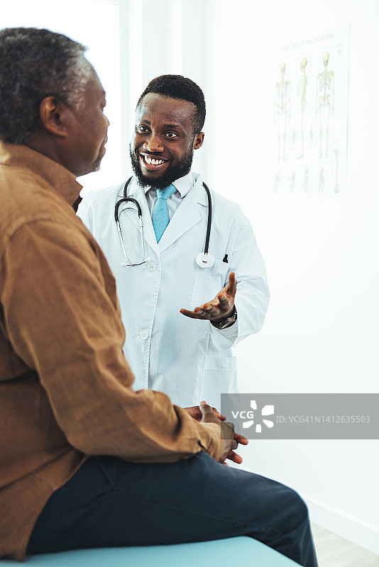 一位非裔美国老人和他的医生交谈图片素材