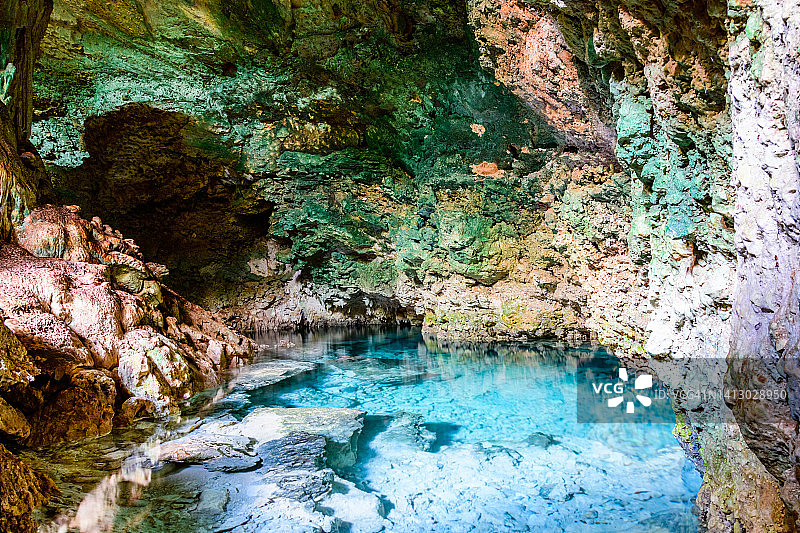 坦桑尼亚桑给巴尔库扎洞穴中的钟乳石和石笋。天然泳池，水清澈如水晶图片素材