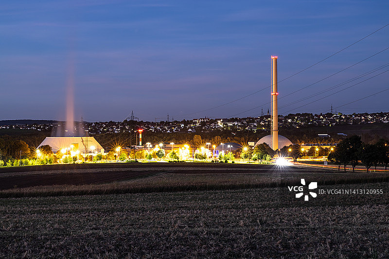 内卡尔韦斯特海姆核电站蓝色时刻(Baden-Württemberg，德国)图片素材