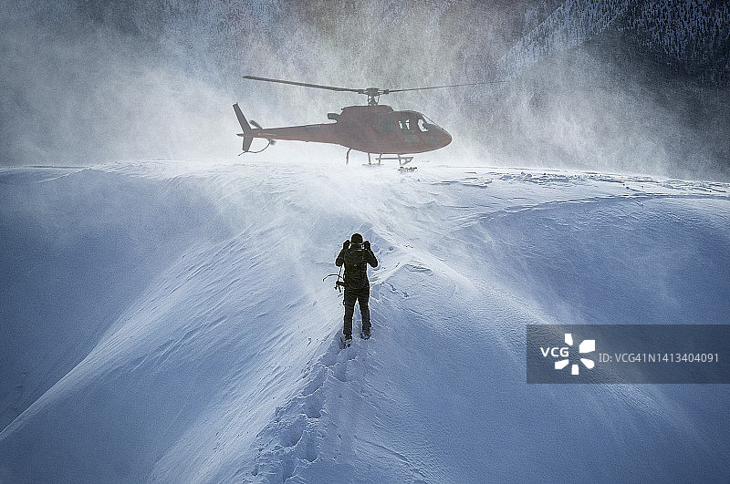直升机在雪地中营救图片素材