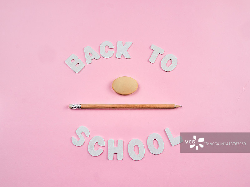 铅笔和橡皮上的字母组成了短语“回到学校”图片素材
