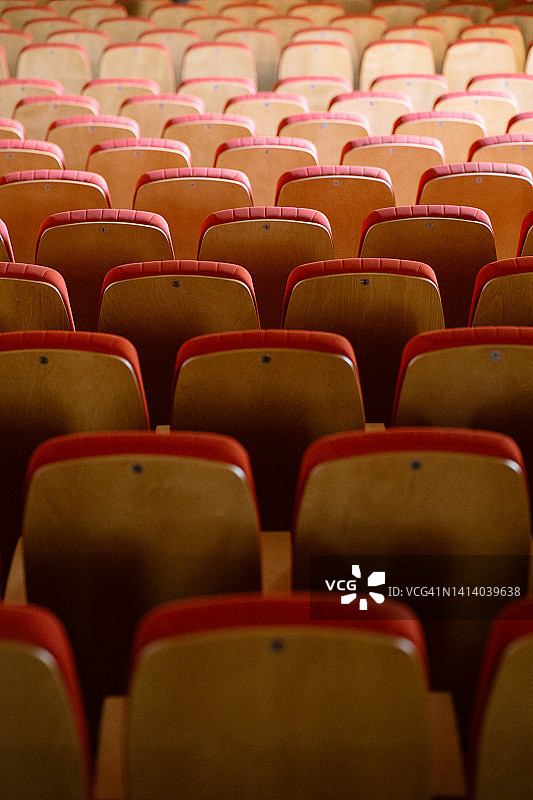剧院空无一人的红色座位图片素材